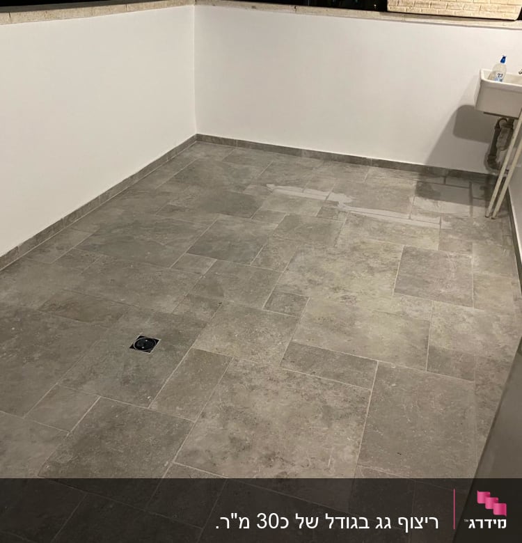 רצפת אריחים חדשה וחדר צבוע בלבן